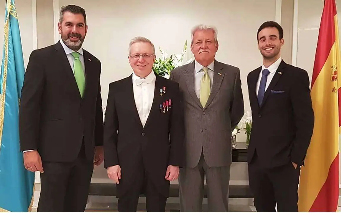 El gerente general de la empresa y sus socios fundadores