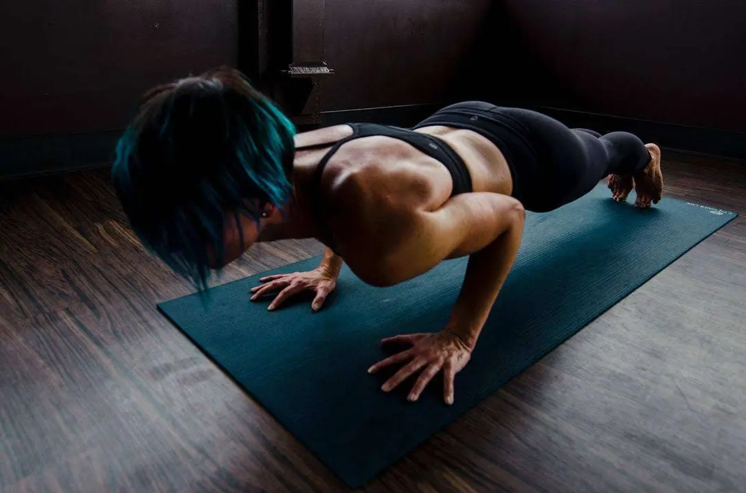  woman-doing-push-ups-2780762 