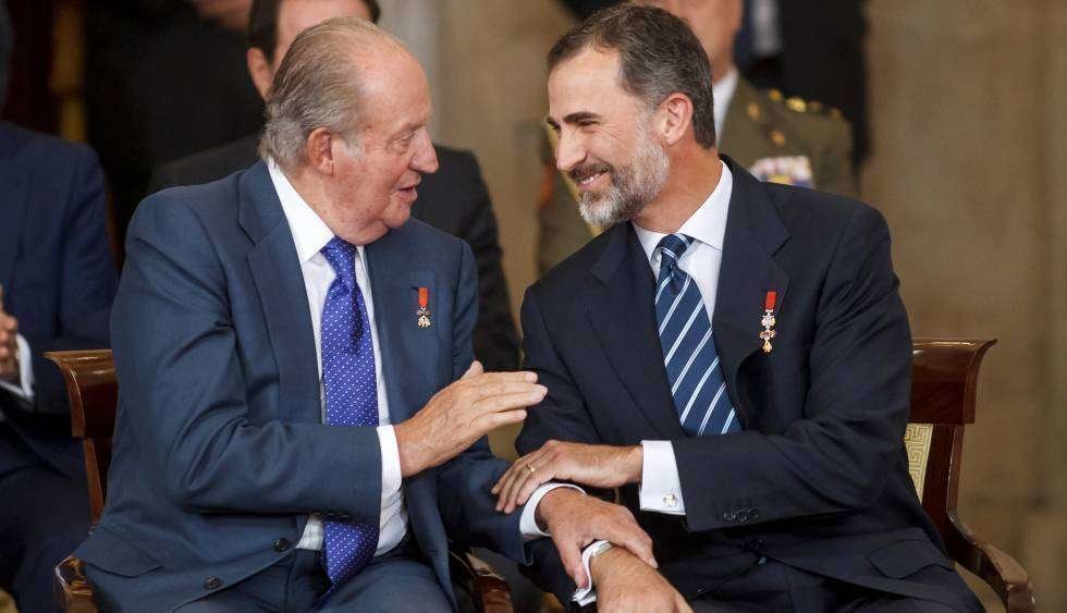 Felipe Vi y Juan Carlos de Borbón conversan durante un acto