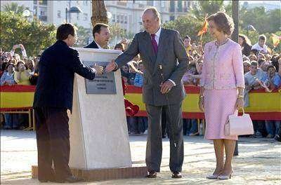 Don Juan Carlos saluda al presidente ceutí, Juan Jesús Vivas, en presencia de la Su Majestad la Reina, tras descubrir una placa conmemorativa en el Parque Deportivo Juan Carlos I