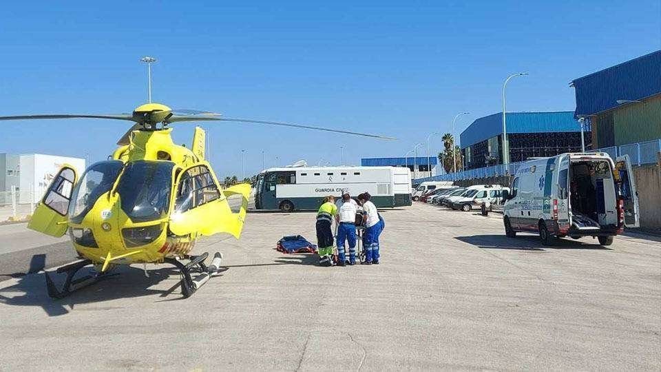 Momento de la evacuación en helicóptero del herido (C.A.)