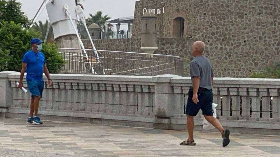 Dos viandantes caminan por La Marina (C.A.)