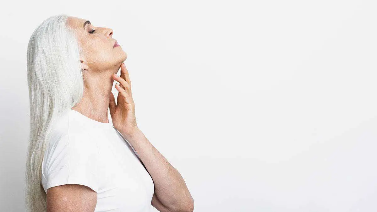  &iquest;Pelo blanco? Descubre por qu&eacute; te salen canas y c&oacute;mo frenarlas. Foto freepik. 