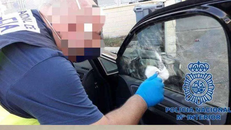 Un agente de la Polic&iacute;a Cient&iacute;fica inspecciona uno de los veh&iacute;culos utilizados en el intento de secuestro (POLIC&Iacute;A NACIONAL)