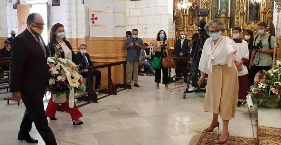 Directivos de la Casa de Ceuta participan en la ofrenda floral a la imagen (CEDIDA) Casa de Ceuta en Melilla