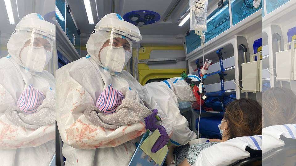 Una sanitaria sostiene a la bebé en el interior de la ambulancia (INGESA)