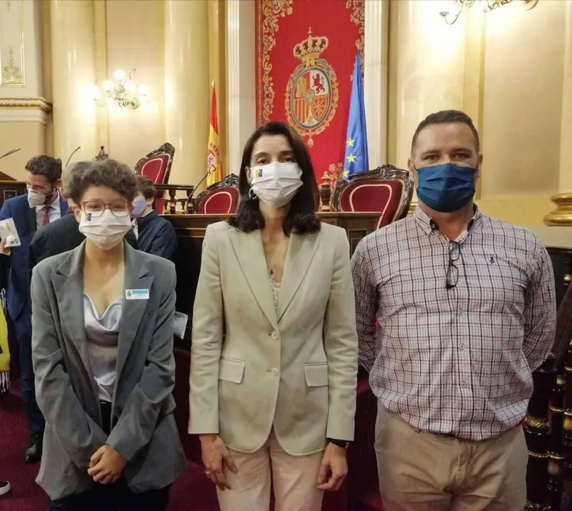 Kauzar Laasri junto a Pilar Llop  y David Mu&ntilde;oz