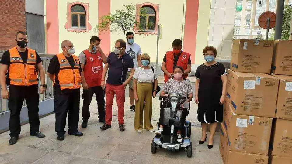 La delegada del Gobierno, primera por la derecha, junto a los representantes de las entidades entre las que se han distribuido las mascarillas (CEDIDA)
