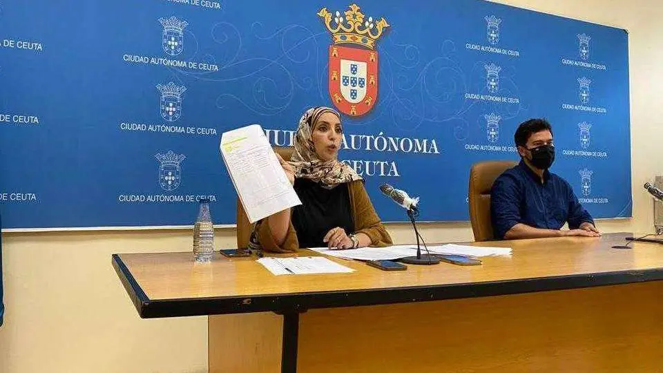 F&aacute;tima Hamed, junto al tambi&eacute;n diputado de MDyC Yussef Mebroud, durante la rueda de prensa ofrecida esta ma&ntilde;ana (C.A.)