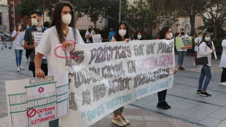 Los estudiantes de Enfermería, durante su protesta en la Plaza de los Reyes (C.A.)