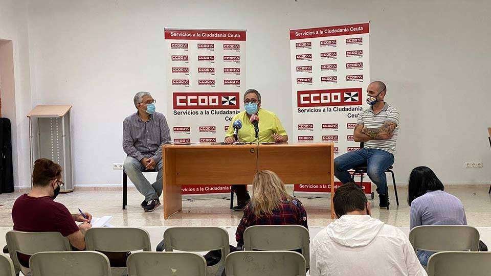 El sindicalista Emilio Postigo, en el centro, durante la rueda de prensa ofrecida hoy por CCOO (C.A.)