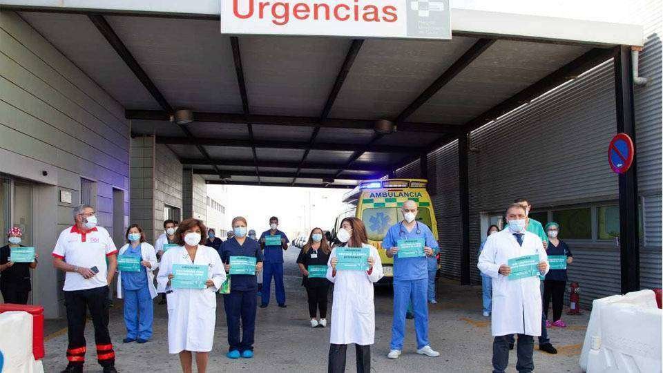 Los médicos exhiben carteles reivindicativos durante la concentración que han protagonizado hoy (C.A.)