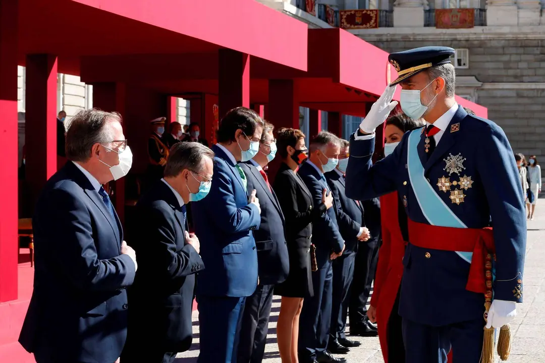 Vivas saluda al Rey en el acto de la Fiesta Nacional (2020)