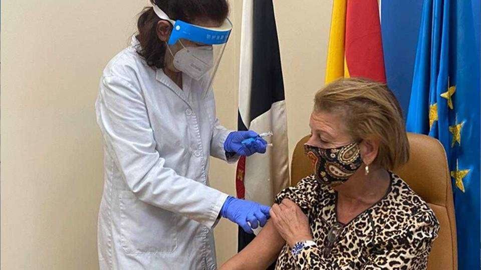 La directora general de Sanidad, Rebeca Benarroch, recibe la vacuna de la gripe en el Palacio de la Asamblea (C.A.)
