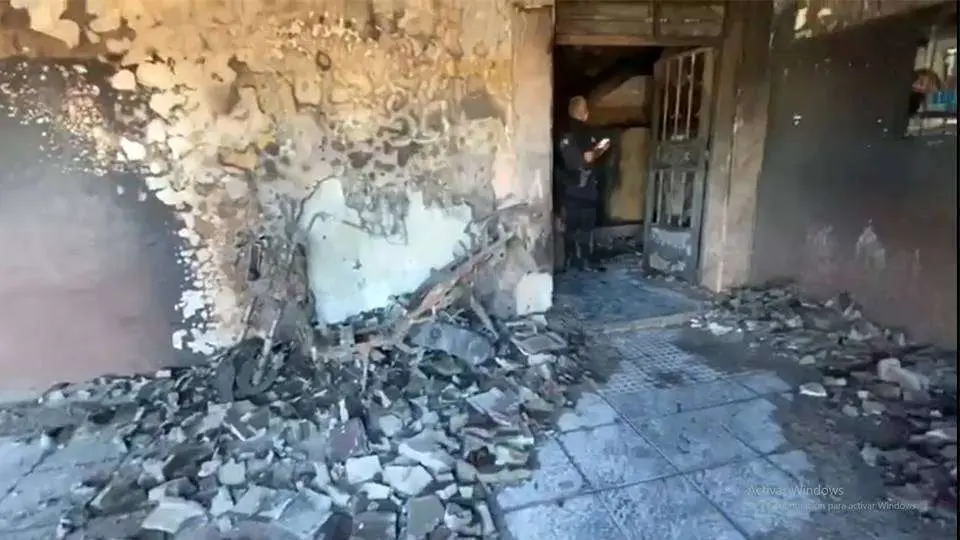 Estado en el que quedaron los bajos del edificio tras el incendio (C.A./ARCHIVO) JUAN CARLOS I EN AGOSTO 2020