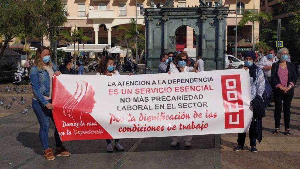 Un momento de la concentración celebrada esta mañana en la Plaza de los Reyes (C.A.) ATENCIÓN A LA DEPENDENCIA