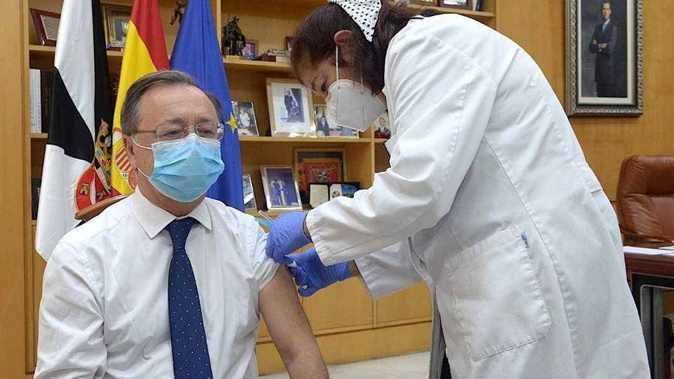 Una enfermera administra la vacuna al presidente Vivas (CEDIDA)