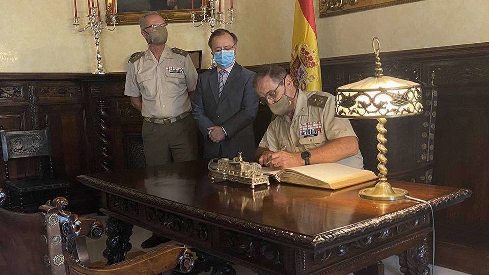 El general Palacios firma en el Libro de Honor de la Ciudad (CEDIDA)
