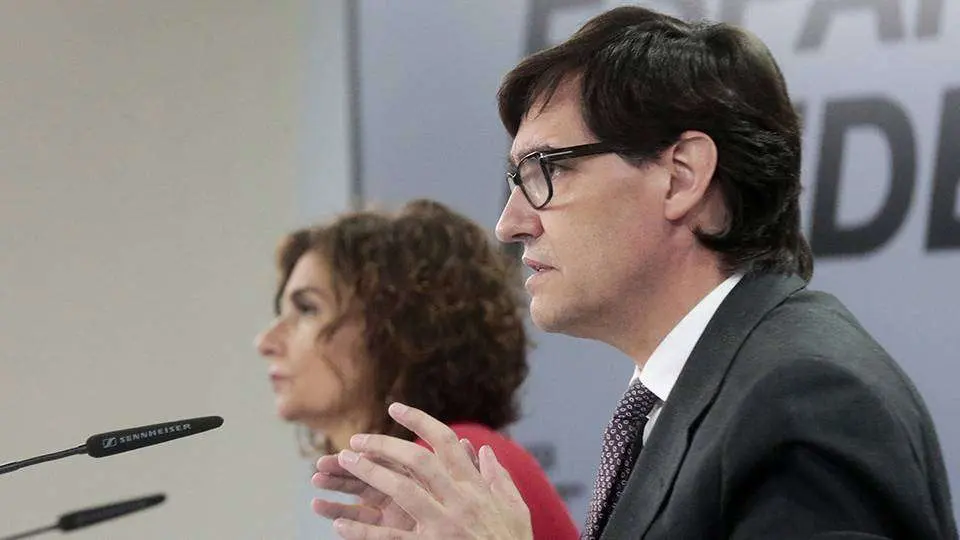 La portavoz del Gobierno, Mar&iacute;a Jes&uacute;s Montero, y el ministro de Sanidad, Salvador Illa, durante la rueda de prensa posterior al Consejo (MONCLOA)