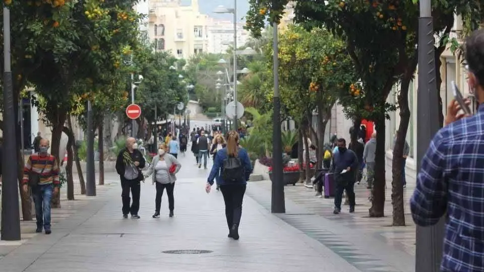 Viandantes caminan por el Paseo del Revell&iacute;n (C.A.) CALLE GENTE
