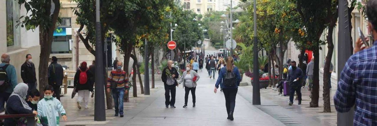 Viandantes caminan por el Paseo del Revellín (C.A.) CALLE GENTE