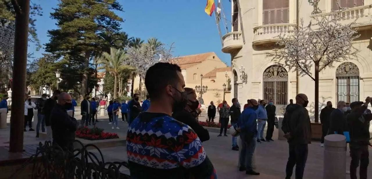 Los hosteleros, concentrados ante las puertas del Ayuntamiento (C.A./ARCHIVO)