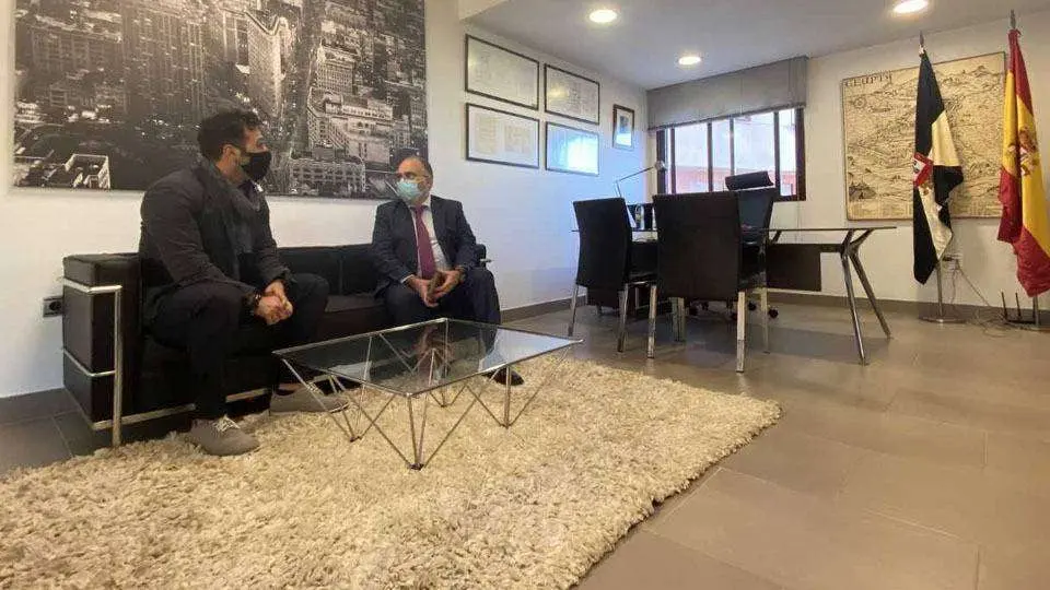 Mora y Gait&aacute;n, durante la reuni&oacute;n que ambos han mantenido en la sede del Colegio de Arquitectos (CEDIDA)