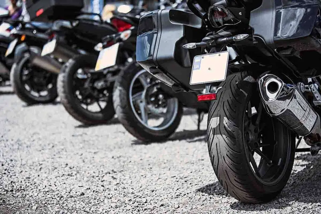 Conoce el equipamiento de moto esencial de cara al invierno