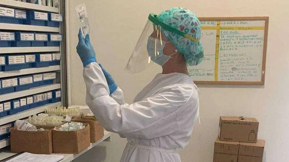 Una sanitaria, en el Hospital Universitario (INGESA)