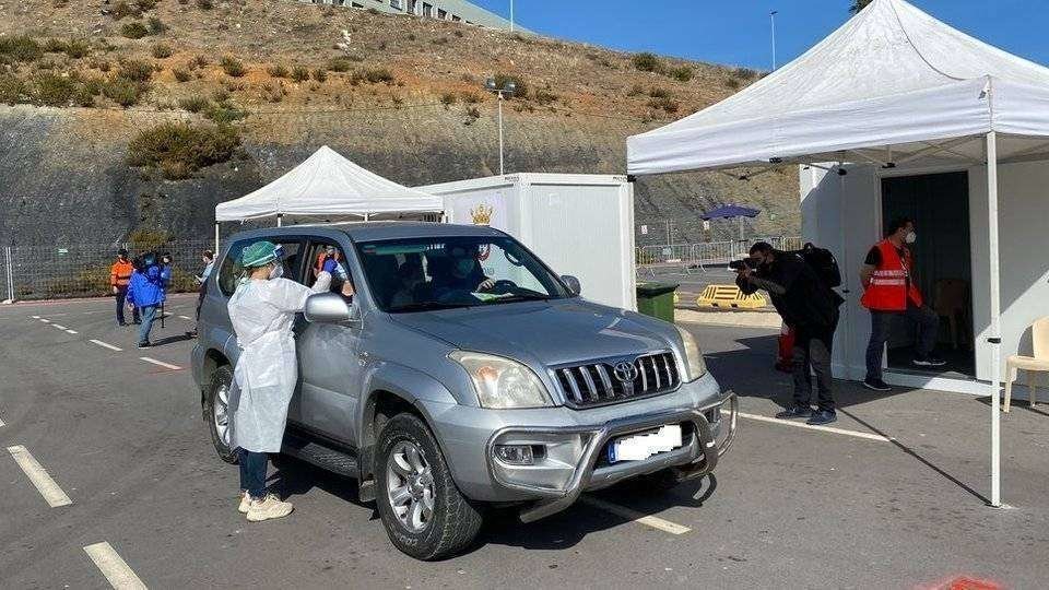 El ocupante de un vehículo se somete a un test de antígenos en Loma Colmenar (C.A./ARCHIVO)