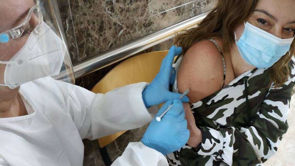 Una mujer recibe la vacuna el pasado 27 de diciembre (CEDIDA)