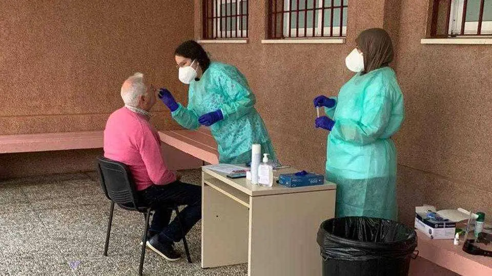 Un docente se somete a la prueba del test de ant&iacute;genos (CEDIDA)