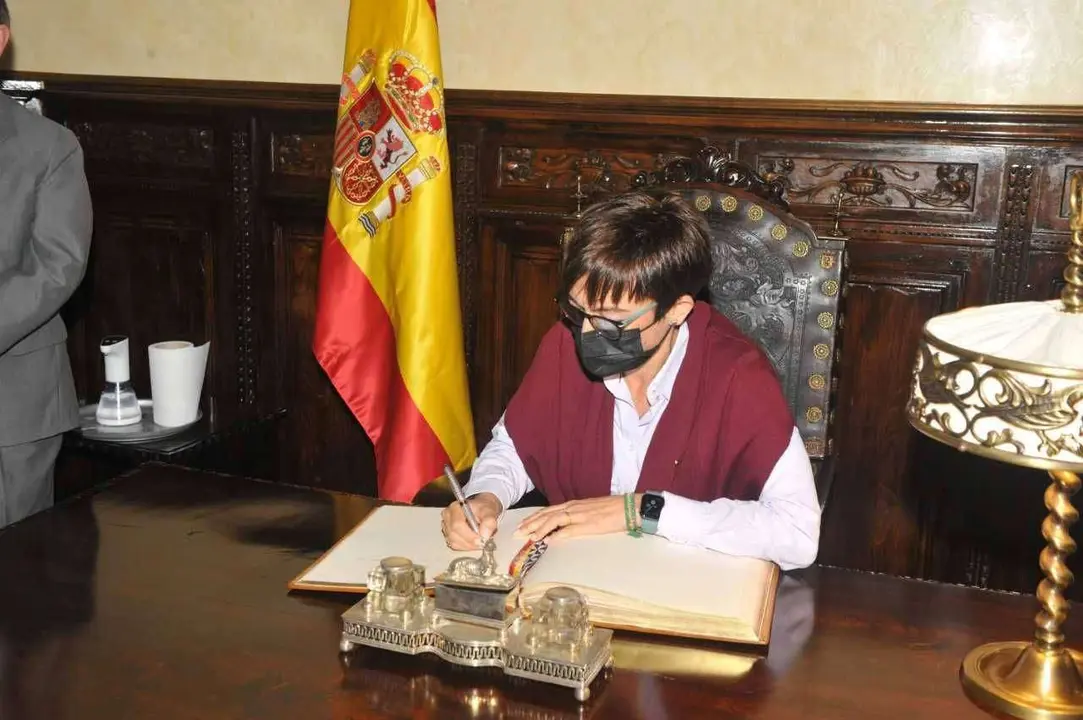 G&aacute;mez firma en el Libro de Honor de la Ciudad