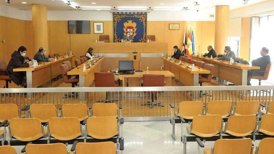 Un momento de la reuni&oacute;n celebrada esta ma&ntilde;ana en el sal&oacute;n de plenos del Palacio de la Asamblea (CEDIDA)