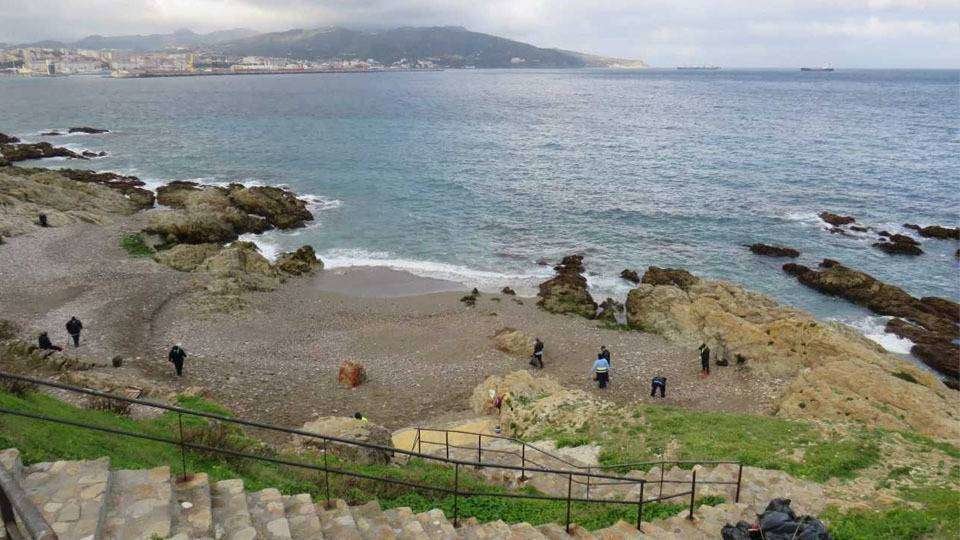 Tareas de limpieza en la playa de La Bolera (CEDIDA)