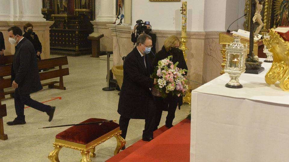 El presidente Vivas deposita un ramo de flores ante la imagen de la Virgen (CEDIDA)