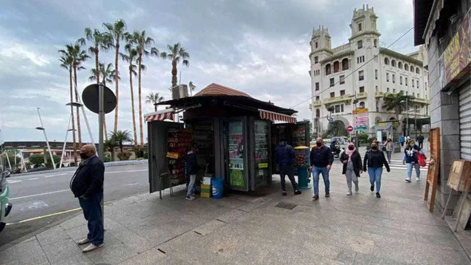Viandantes caminan junto al Mercado Central (C.A./ARCHIVO)