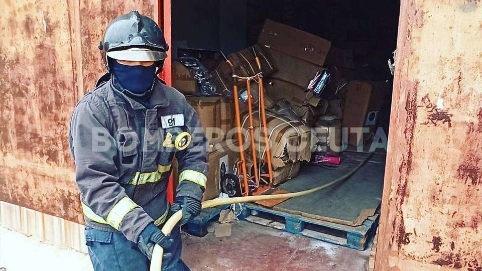 Uno de los bomberos durante la intervención (BOMBEROS DE CEUTA)