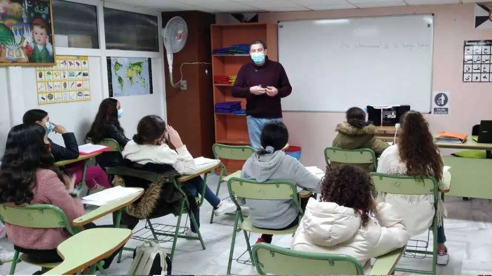 El profesor, durante la charla impartida en la sede de Al Idrissi (CEDIDA)