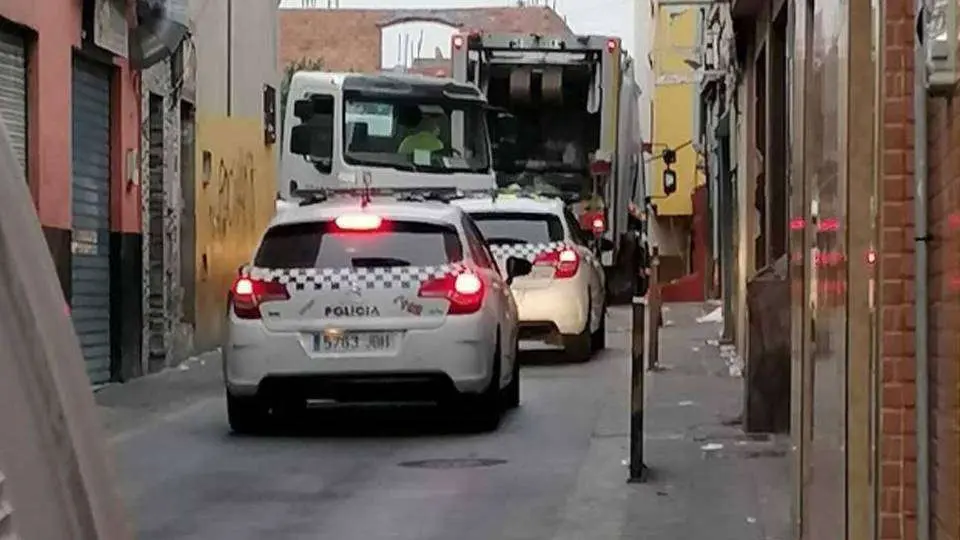 Veh&iacute;culos de la Polic&iacute;a Local escoltan esta ma&ntilde;ana a los camiones de Trace (CEDIDA)