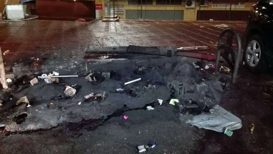 Restos de un contenedor que ha sido pasto de las llamas esta madrugada en la calle Santos Vilela (TRACE)