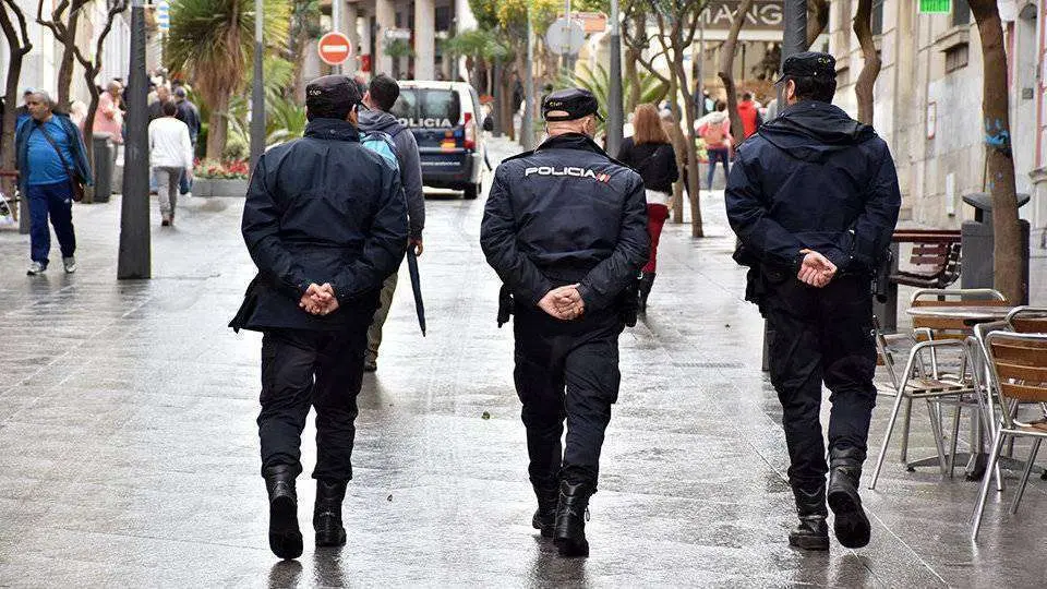 Polic&iacute;as nacionales patrullan por el centro de la ciudad (C.A./ARCHIVO)