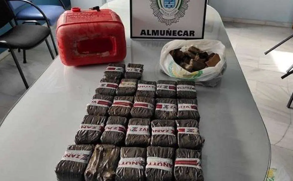 unos-ninos-que-jugaban-en-la-playa-encuentran-17-kilos-de-hachis-en-un-bidon