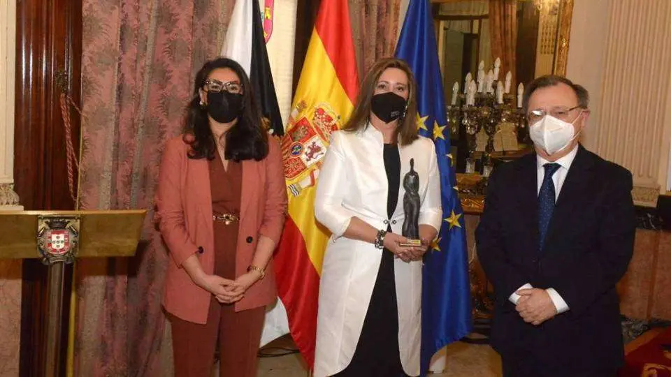Prieto, en el centro, junto a la consejera de Servicios Sociales, Dunia Mohamed, y el presidente de la Ciudad, Juan Vivas (CEDIDA) MAR&Iacute;A DE EZA