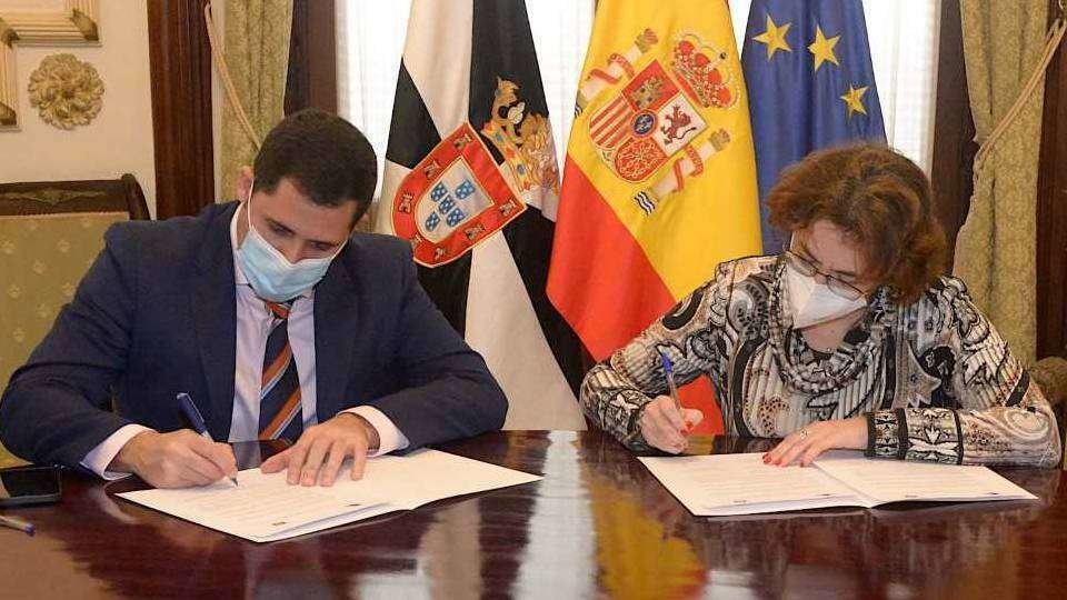 Ramírez y Riesgo, en el acto de firma del acta (CEDIDA)