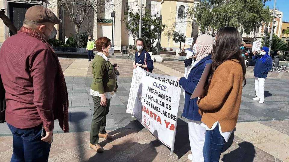 Mateos conversa con las trabajadoras que han participado hoy en la concentración de la Plaza de los Reyes (CEDIDA) CLECE AYUDA A DOMICILIO