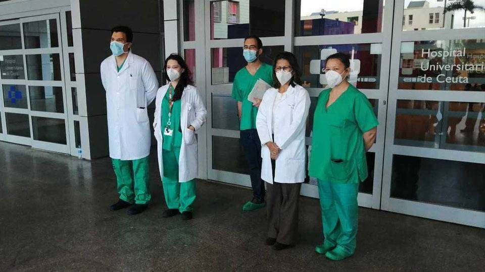 Los cirujanos del Hospital, esta tarde ante las puertas del centro (C.A.)