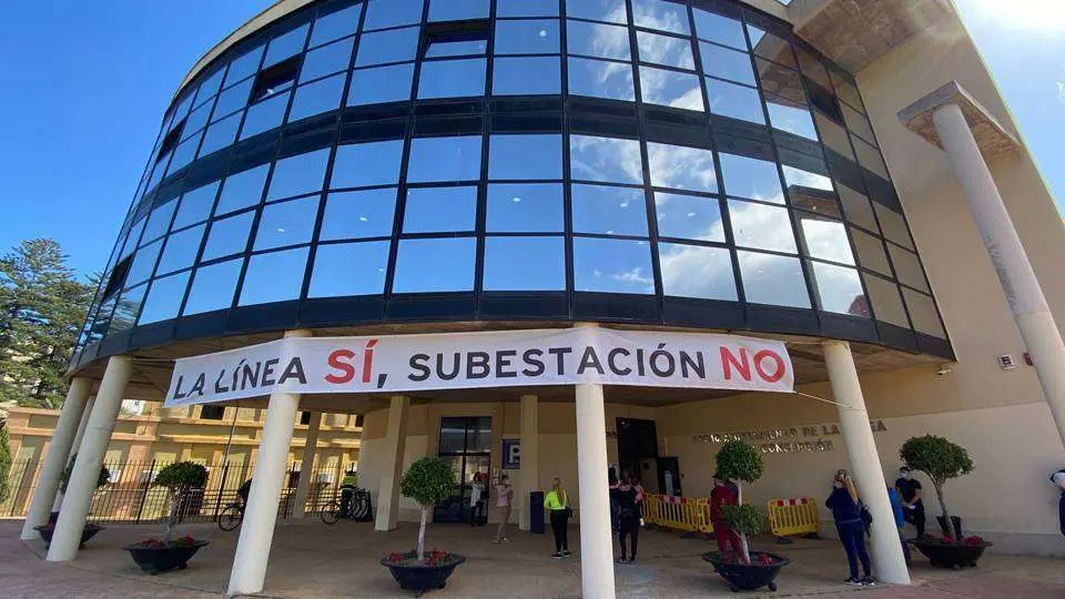 Pancarta desplegada sobre la fachada del Ayuntamiento linense CABLE SUBESTACI&Oacute;N