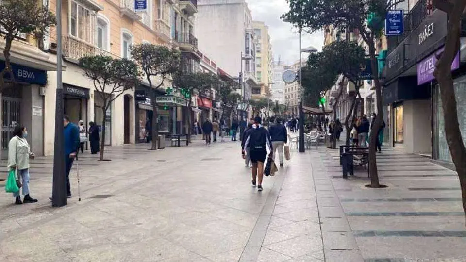 Viandantes en el Paseo del Revell&iacute;n (C.A.) CALLE