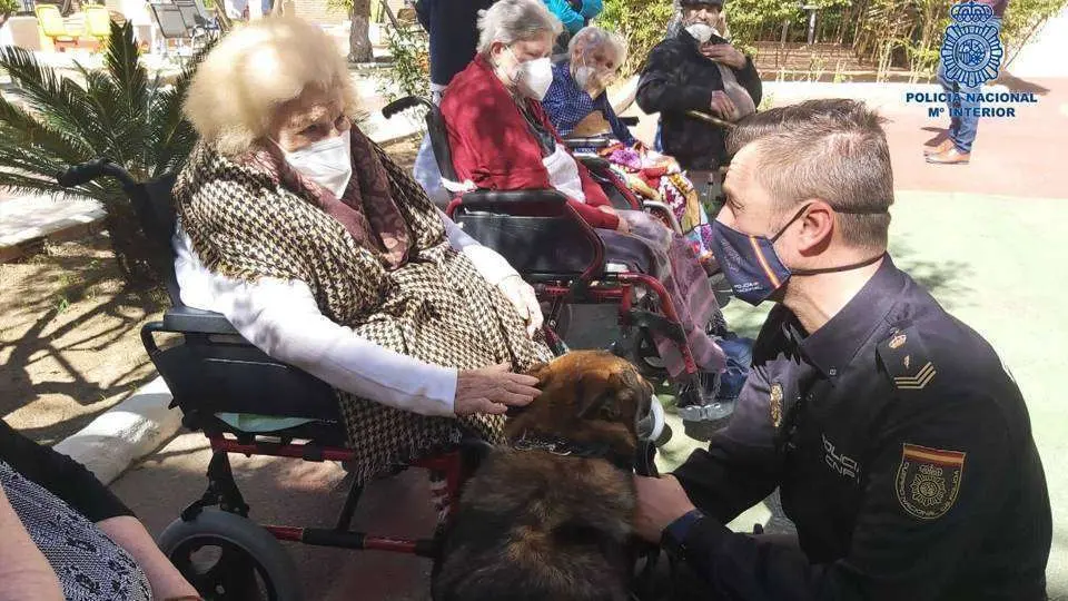 Un agente conversa con una de las residentes (POLIC&Iacute;A NACIONAL) MAYORES